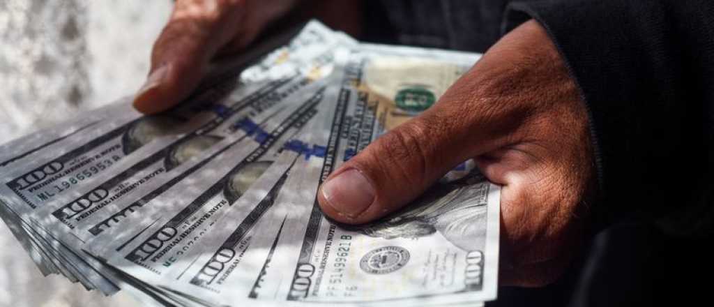 El dólar blue volvió a caer y cerró la semana a $710