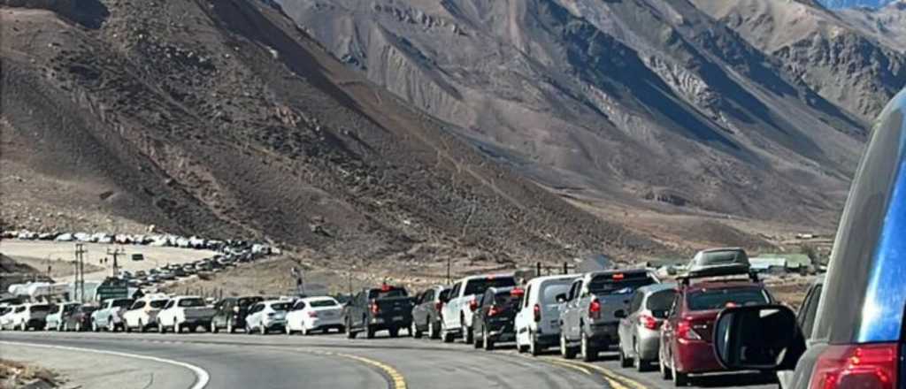 Vienen a comprar todo: larga cola de chilenos llegando a Mendoza