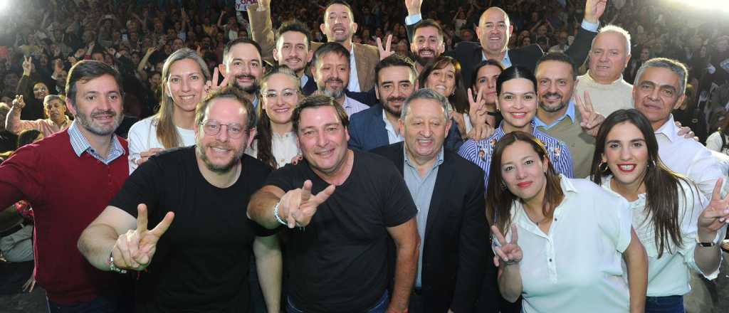 Parisi presentó a los precandidatos a intendentes 