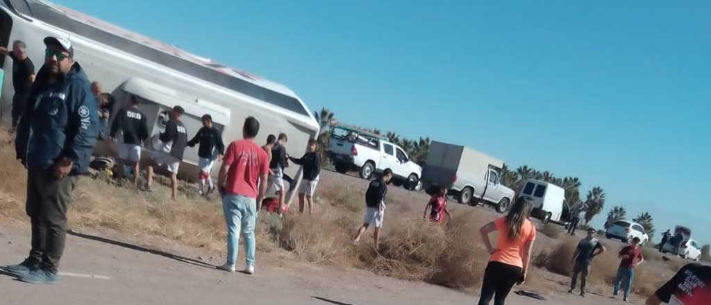 Volcó un micro que llevaba al plantel de San Martín: hay dos heridos