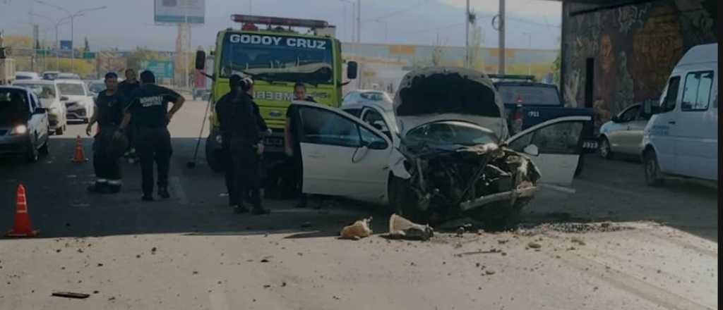 Video: una mujer cayó con su auto desde un puente del Acceso Sur