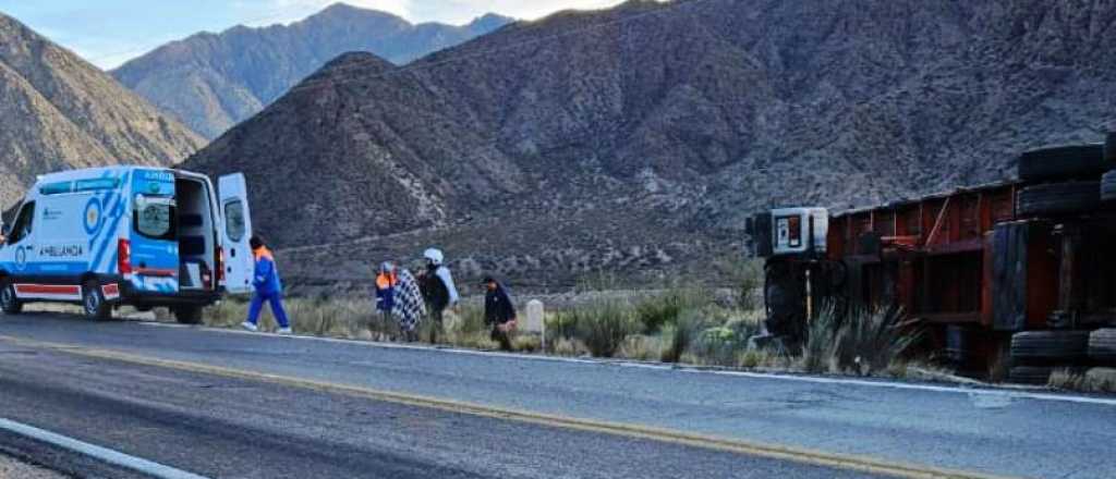 Un camión volcó en Alta Montaña