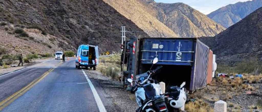 Grave accidente entre un camión y una moto en Alta Montaña