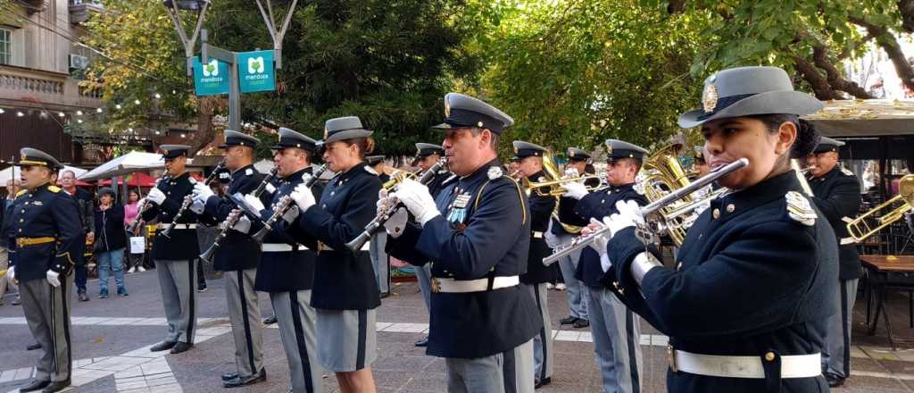 Video: los mendocinos cantaron el Himno en la Peatonal