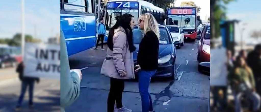 Video: una mujer se peleó con piqueteras en plena calle