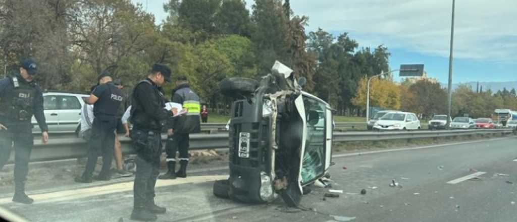 Hubo demoras en el Acceso Este por un grave accidente con vuelco