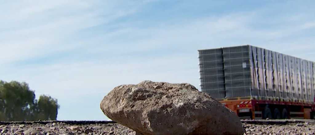 Le pusieron piedras en el Acceso, una familia frenó y fue asaltada, en Maipú