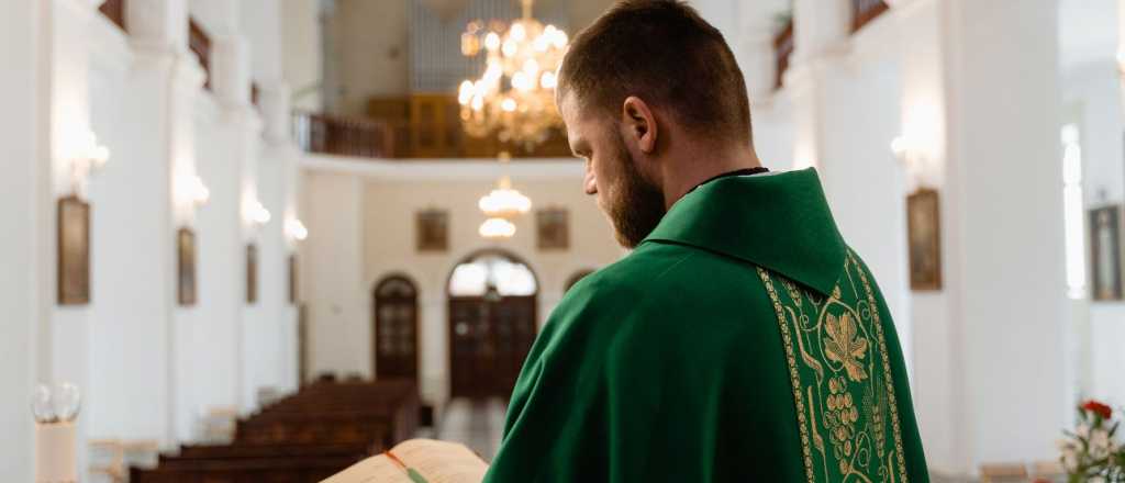 Cuánto gana un cura y cómo funciona la economía de la Iglesia Católica