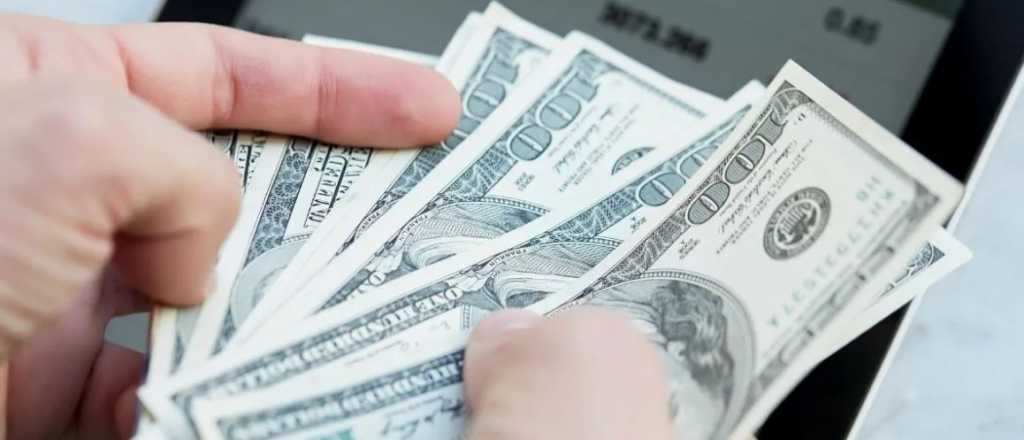 A cuánto cerró el dólar blue este lunes negro de crisis financiera global