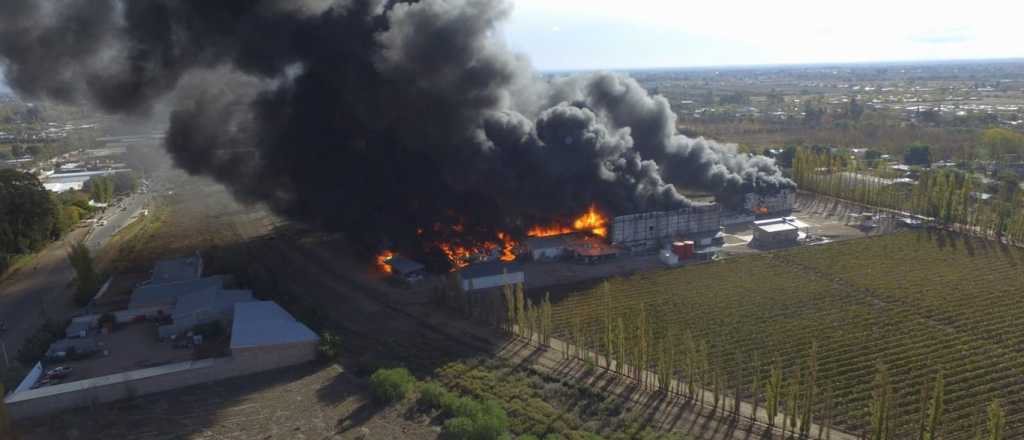 Todavía no controlan el fuego en la fábrica de plástico de San Rafael