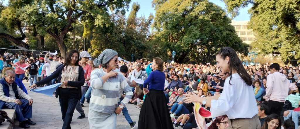 Videos: cientos de mendocinos celebraron el 25 de mayo en la plaza Independencia