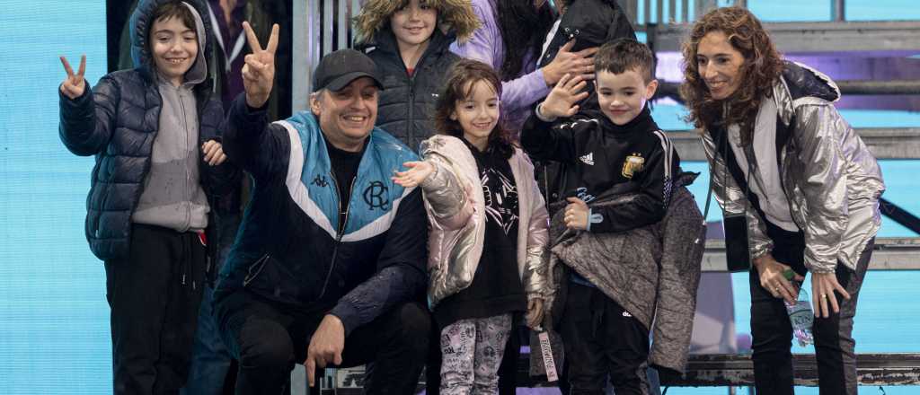 La foto de familia Kirchner en Plaza de Mayo: sólo faltó Florencia