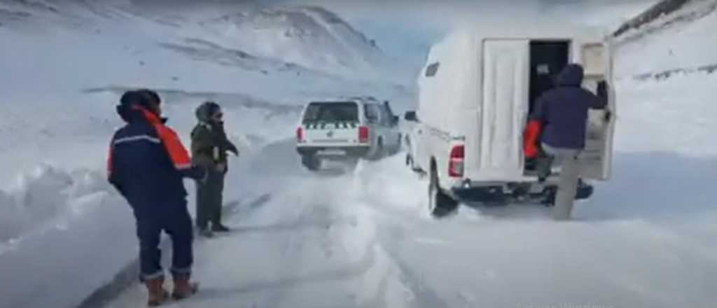 Video: rescatan a una familia que quedó atascada en la nieve de Malargüe