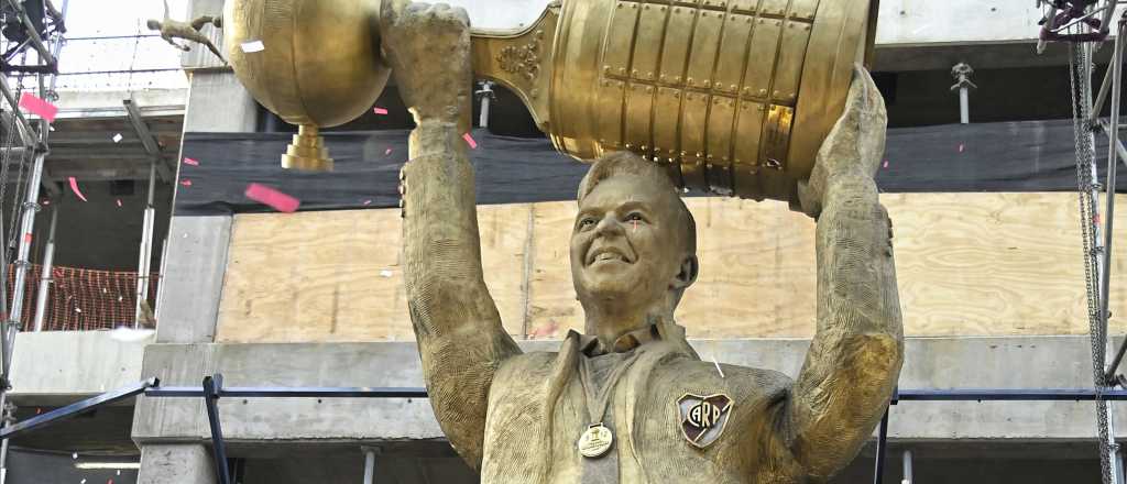 La escultora de la estatua de Gallardo explicó el detalle de los genitales