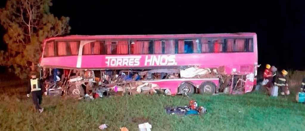 Cinco muertos en fatal choque entre un camión y un micro en la ruta 34