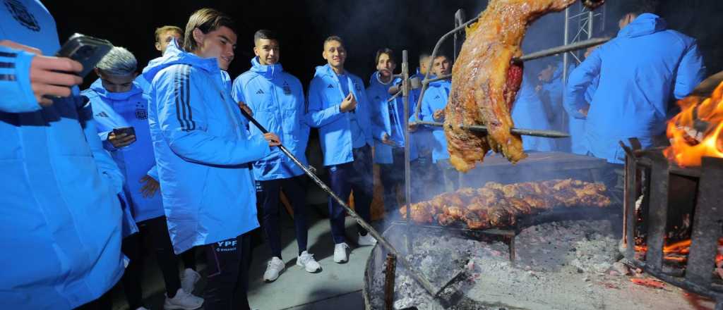 Asado y malambo: la distendida noche de "los pibes" Sub-20 en San Juan