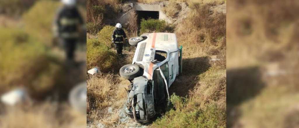 Una ambulancia con tres personas desbarrancó en la Cruz Negra, Tunuyán