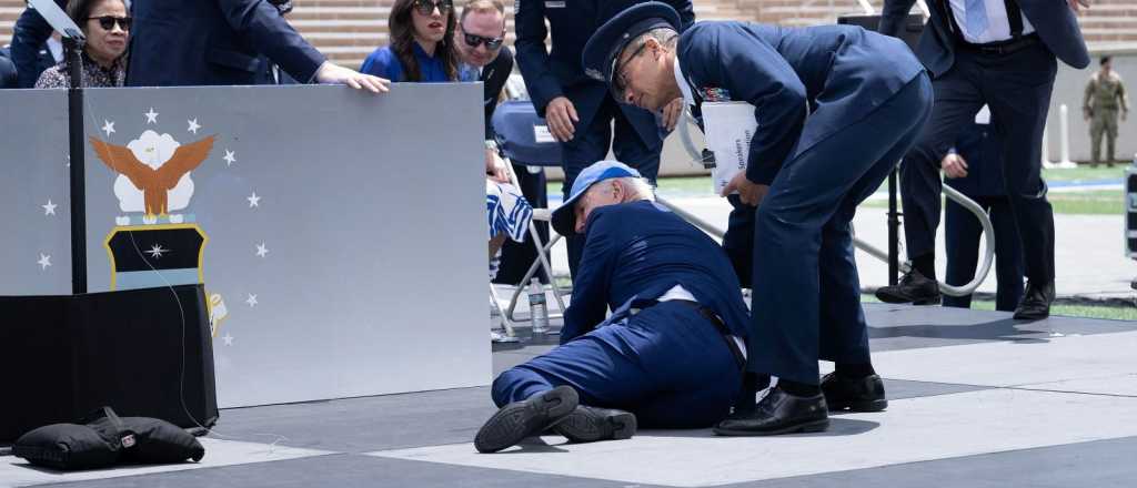 Video: Biden se dio un golpazo durante una ceremonia en EEUU