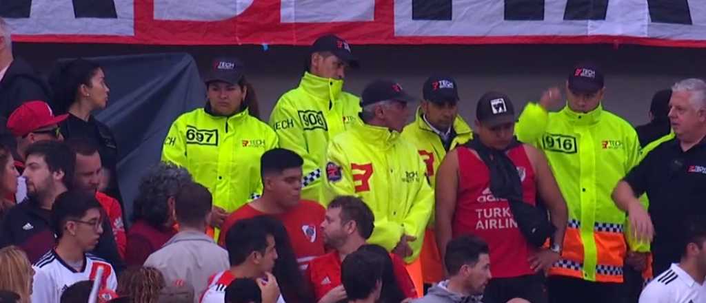 Drama en el Monumental: un hincha cayó de la tribuna y murió en pleno partido