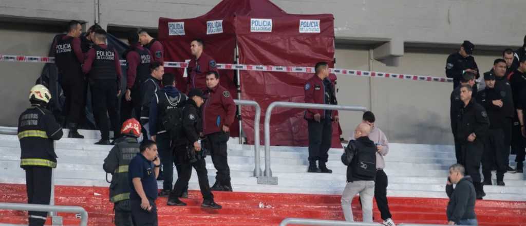 River asegura que el hincha muerto saltó desde la tribuna