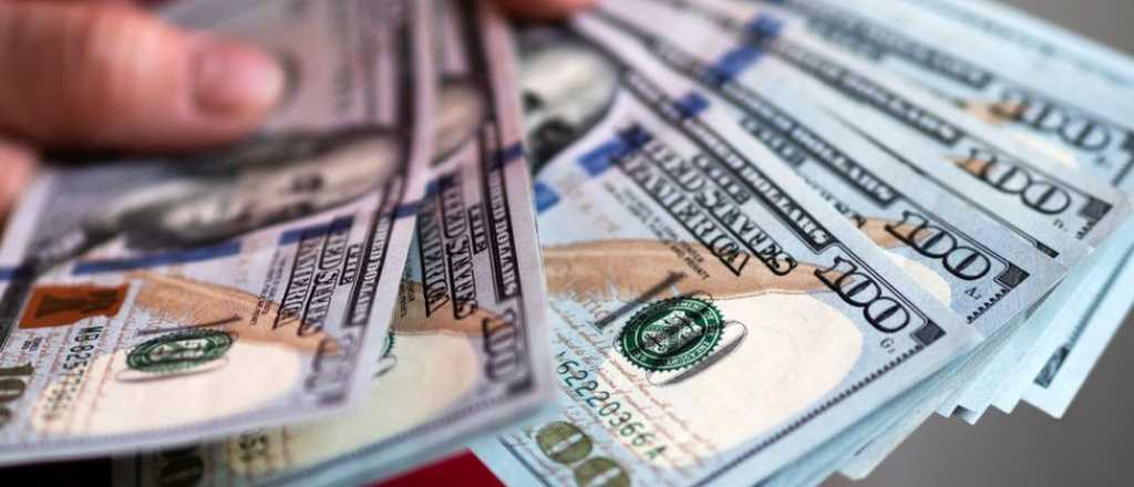 El dólar sigue escalando y supera los $780 este jueves