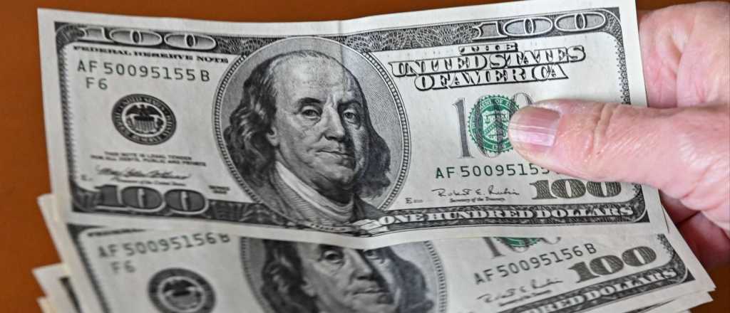 El dólar blue tuvo una ligera caída y cerró a $1.310 este jueves