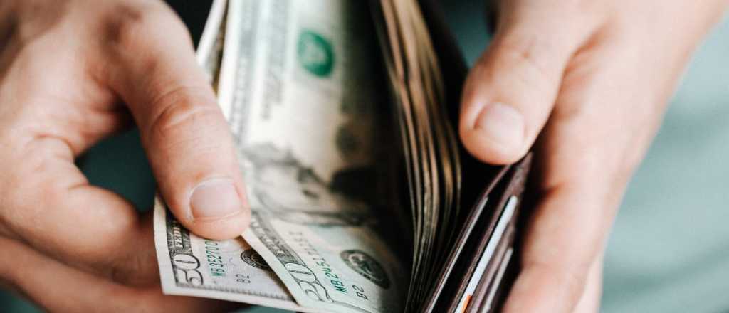 Empleado municipal encontró una billetera con dólares y busca a su dueño