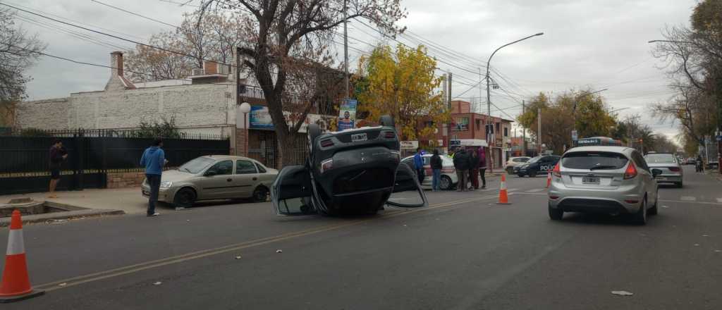 Video: un auto chocó y volcó en pleno centro de Las Heras 