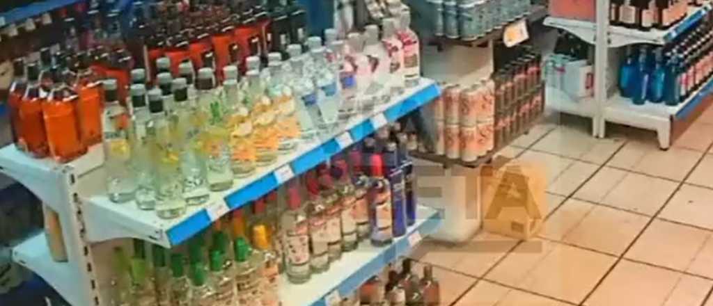 Video: una mujer robó tres botellas de vodka en un supermercado