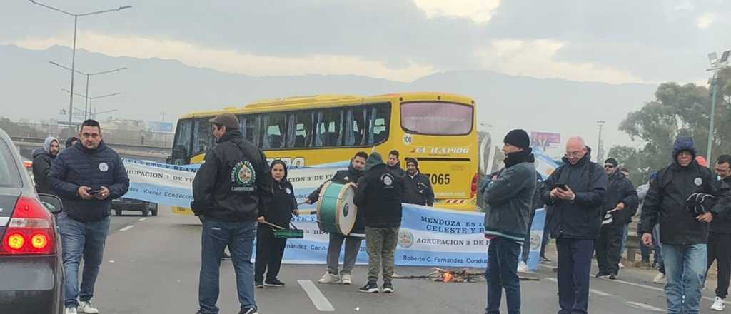 Corte en el Acceso Este: choferes de la UTA cruzaron un colectivo