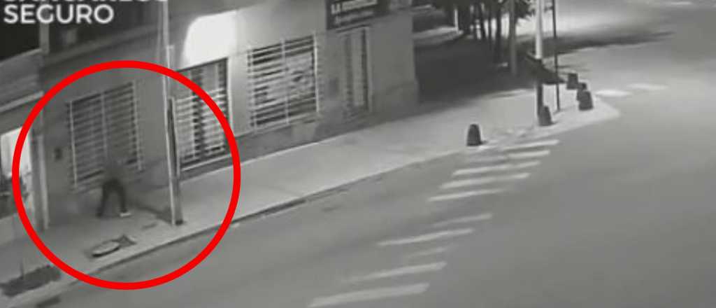 Video: un vándalo fue grabado infraganti en el centro de San Carlos