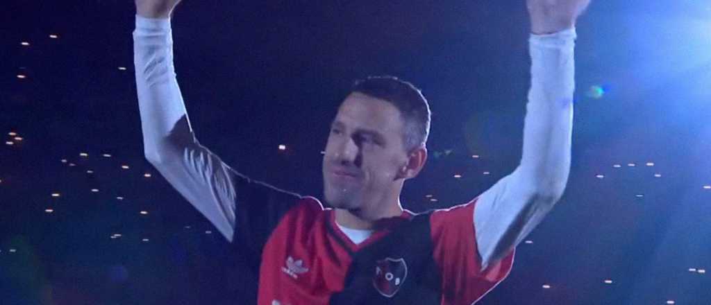 Entre lágrimas y vestido "de Maradona", Maxi Rodríguez dijo adiós al fútbol