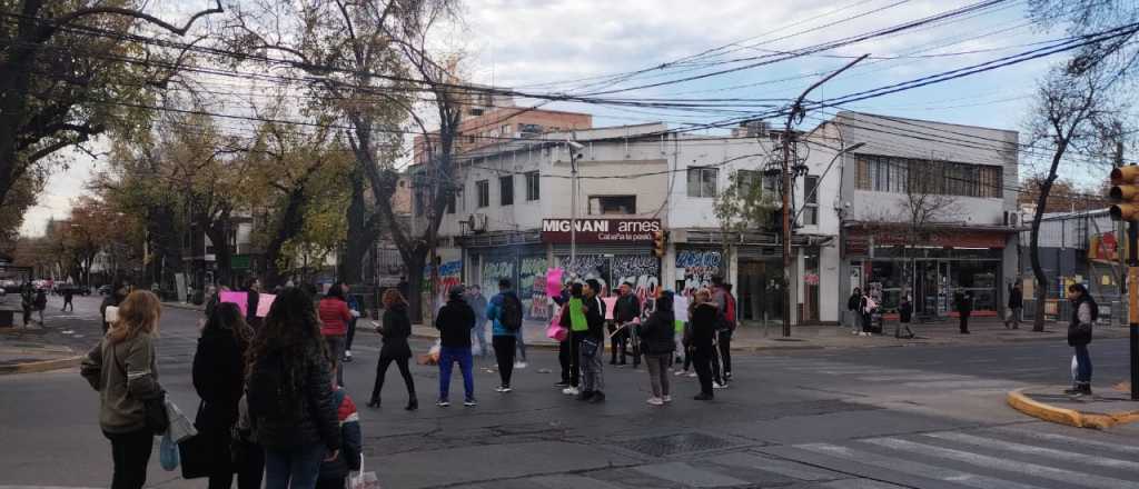 Un grupo de feriantes cortó General Paz en reclamo de un lugar para trabajar