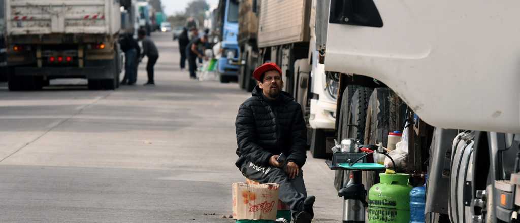 Transportistas están de paro y podría haber faltante de productos esenciales