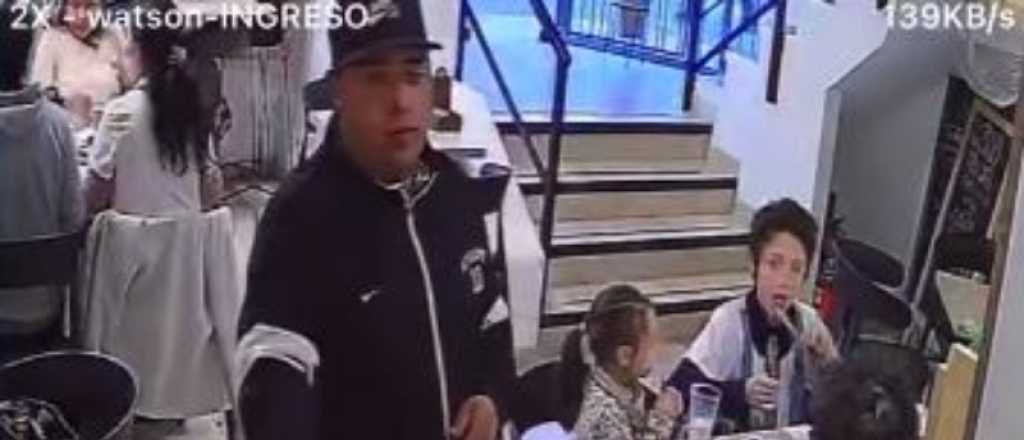 Video: así le robó un ladrón el celular a un cliente en un café de la Quinta