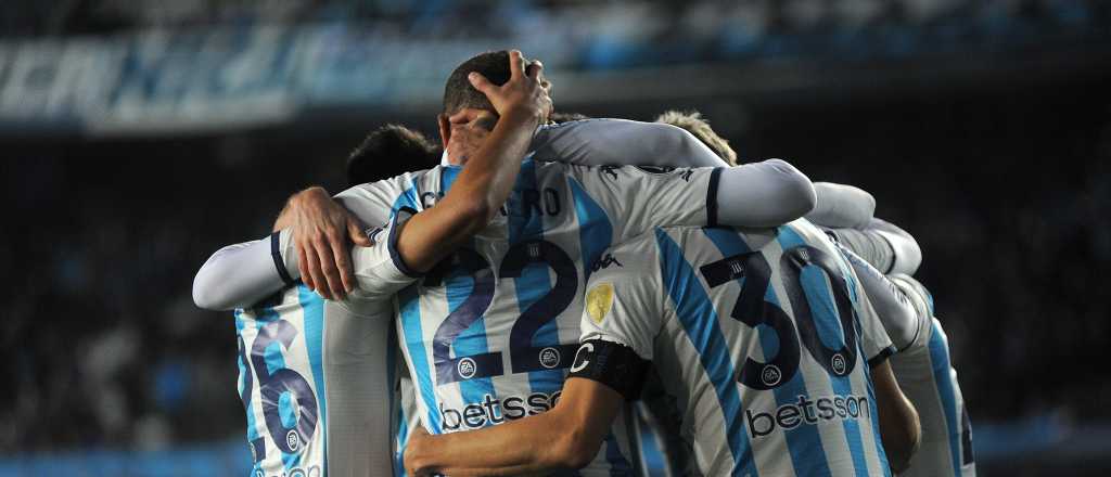 Racing goleó a Ñublense y se quedó con el Grupo A