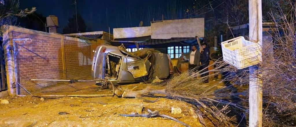 Una mujer chocó, salió despedida de su auto y murió en Junín