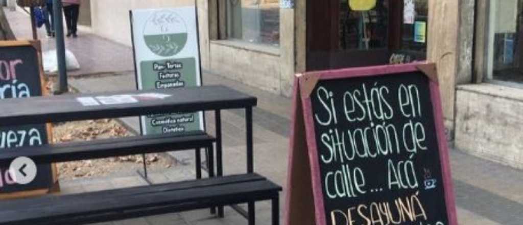 Dos mendocinos ofrecen desayunos gratis a personas en situación de calle