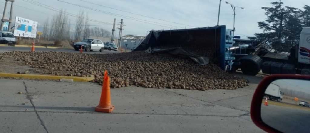 Un camión que transportaba papas volcó en el ingreso a Tunuyán