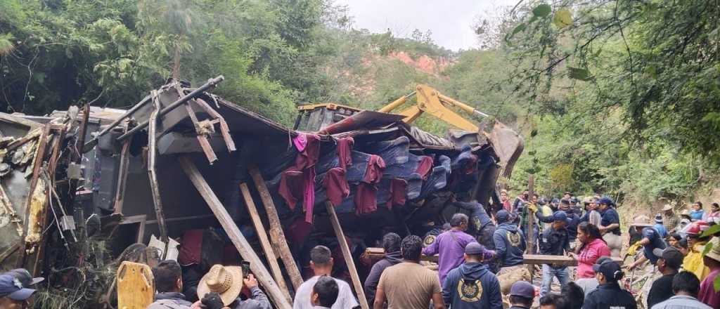 Al menos 27 muertos al desbarrancarse un ómnibus en México