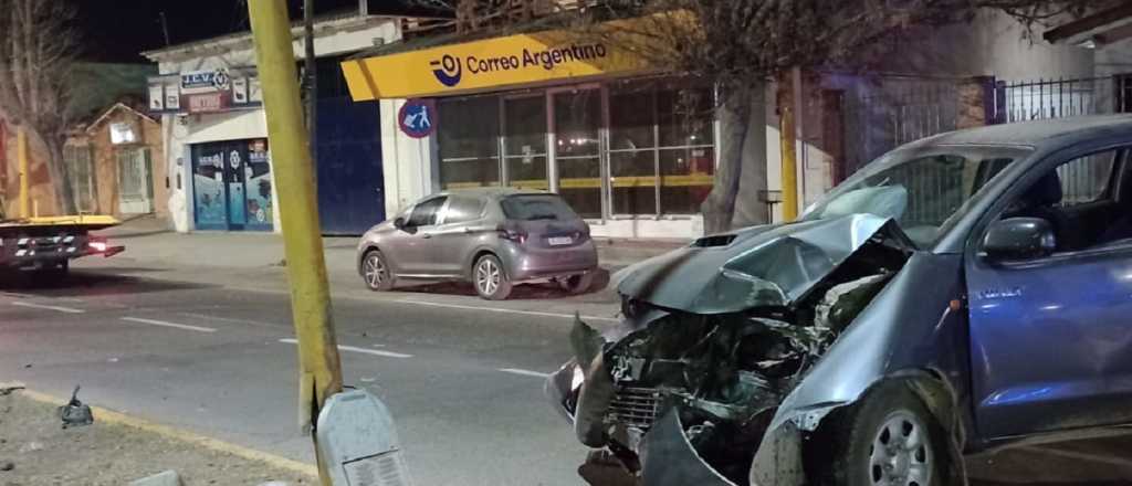 Una camioneta impactó con un poste de luz en Luján: el conductor iba ebrio
