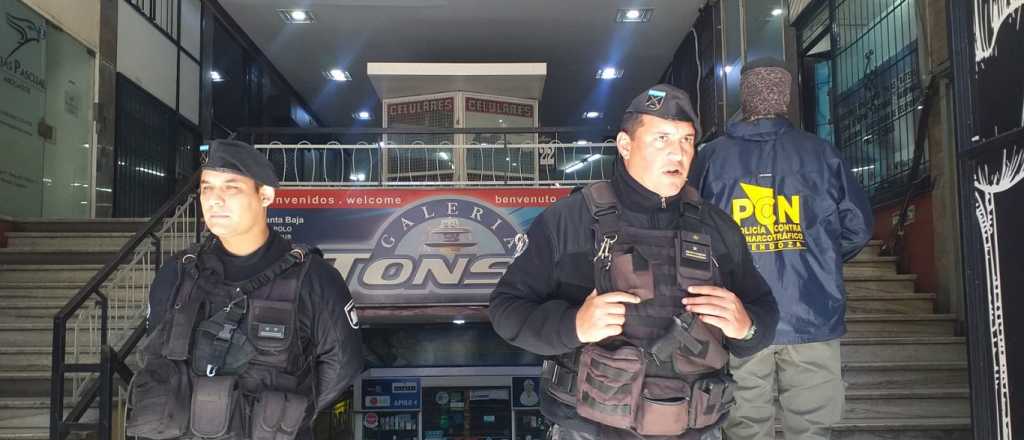 Dos ladrones maniataron a un comerciante de la Galería Tonsa y casi los linchan