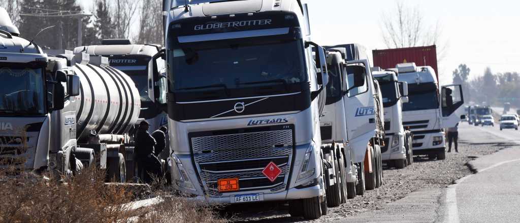 El caos es total: demoras y un accidente para cruzar a Chile este martes