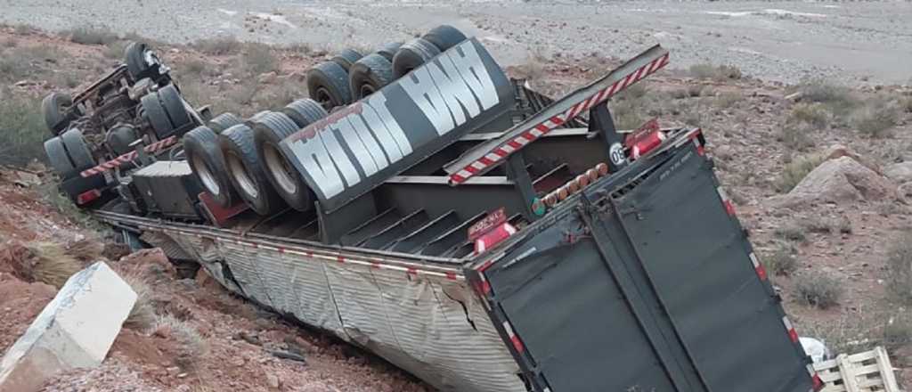 Un camión desbarrancó en Alta Montaña y el chofer salvó su vida de milagro