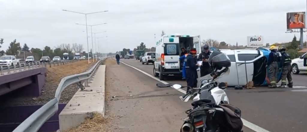 Volcó un auto en el Acceso Sur y el tránsito estuvo complicado