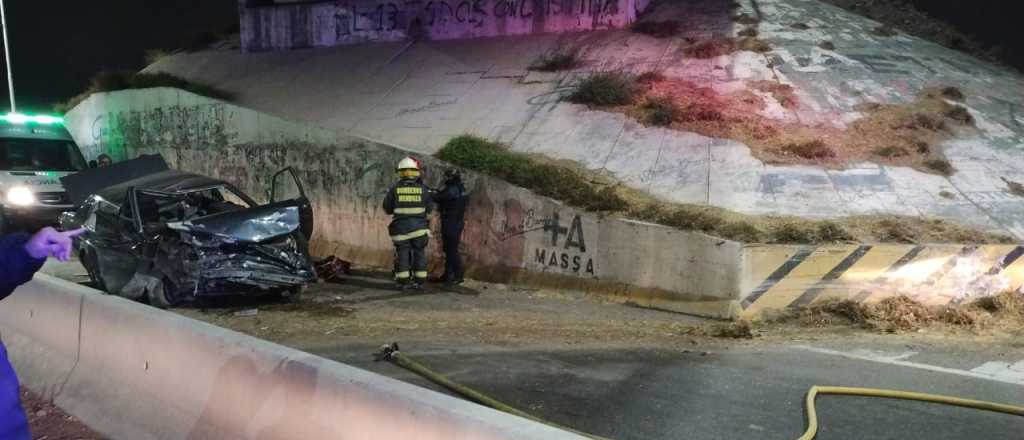 Un joven de 23 años murió al chocar contra el puente de calle Tirasso