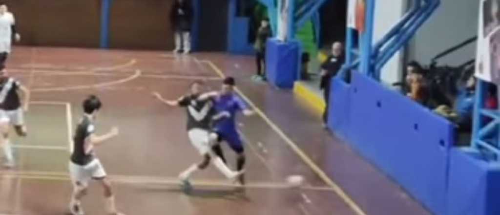 Video: le rompieron la cara de un codazo en un partido y aún no se recupera