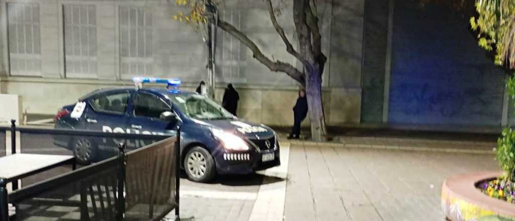 Video: un hombre provocó destrozos en un edificio y dos cafés de la Peatonal