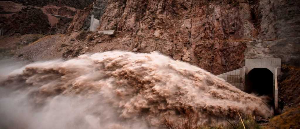 Video: así corre el agua por la apertura de compuertas del Dique Potrerillos