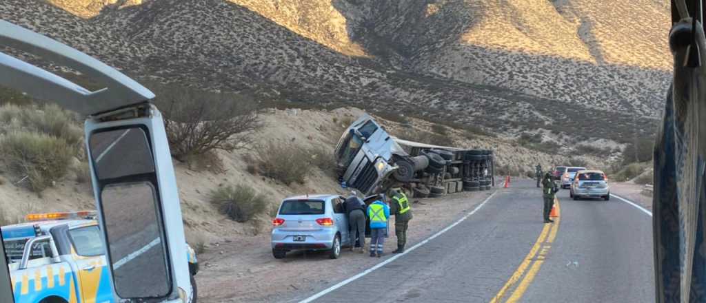 Video: dos camiones volcaron en Potrerillos, pero a 10 km de distancia